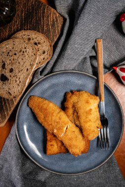 Kızarmış balık fileto. Sığ alan derinliği.