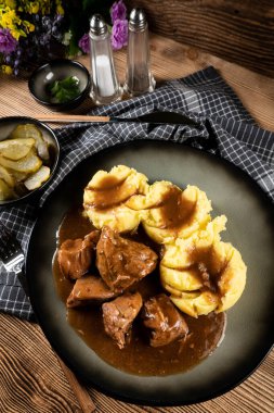 Sos ve patates püresiyle servis edilen haşlanmış hindi eti. Sığ alan derinliği.