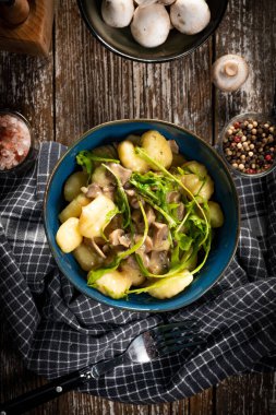 Mantar soslu ev yapımı gnocchi ve roka..