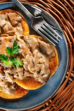 Mantar soslu patates pirzolası. Seçici odak.