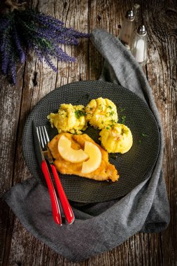 Haşlanmış patates ve ananas dilimli fırında tavuk göğsü fileto..