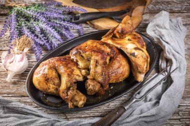 Çeyrek kızarmış tavuk ve dökme demir tava. Seçici odak.