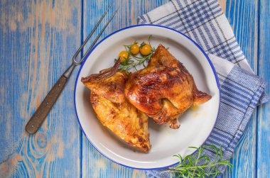 Tavuklar tabakta pişiyor. Üst görünüm.