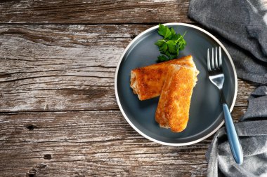 Siyah tabakta mantarlı ve lahana turşulu kroketler..