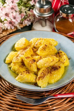 Peynirli, kırıntılı ve erimiş tereyağlı ev yapımı tembel erişte. Seçici odak.