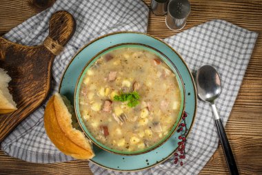 Sosis ve patatesli çavdar unundan yapılan ekşi çorba. Küçük alan derinliği.