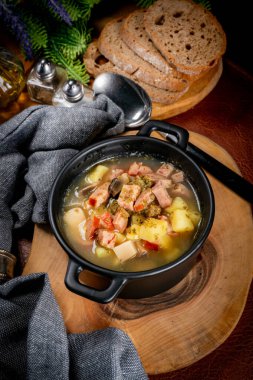 Sosisli ve patatesli çavdar unu çorbası. Seçici odak.