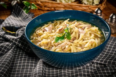 Çorba. Erişteli tavuk çorbası..