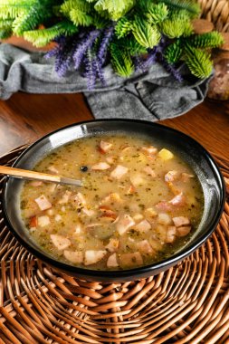 Patates ve sosisli ekşi çorba..