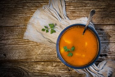 Mavi kasede patatesli taze domates çorbası. Üst görünüm.