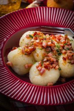 Pastırma, soğan ve bir plaka üzerinde ham patates köfte.