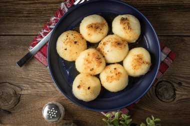 Bir tabak etli patates köfte.