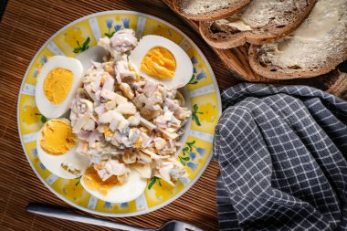 Jambonlu haşlanmış yumurta, mısır ve mayonez salatası..