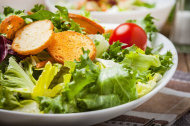 Beyaz kase karışık salata. Seçici odak.