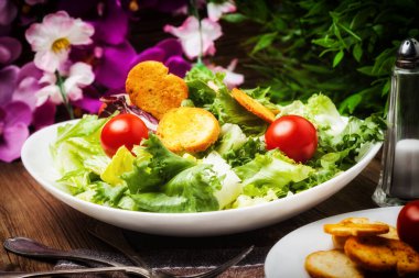 Beyaz kase karışık salata. Seçici odak.