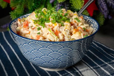 Geleneksel salata Olivier haşlanmış sebze ve mayonez ile masada..