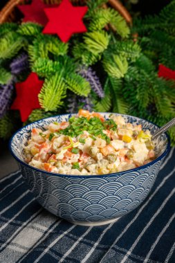 Geleneksel salata Olivier haşlanmış sebze ve mayonez ile masada..