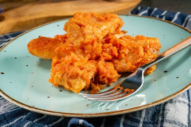 Yunan usulü sebze ve domates soslu balık. Sığ alan derinliği.