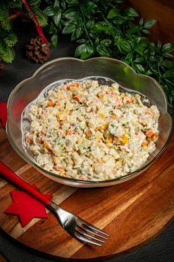 Mayonezli sebzeli geleneksel salata. Seçici odak.