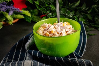 Yeşil kasede ananaslı jambon salatası..