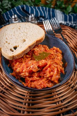 Baharatlı domates soslu ev yapımı balık güveci..