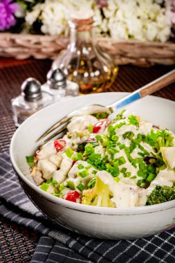 Peynirli, domatesli, yumurtalı sağlıklı brokoli salatası. Sığ alan derinliği.