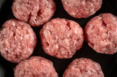 Dökme demir tavada baharatlı taze çiğ domuz köftesi..