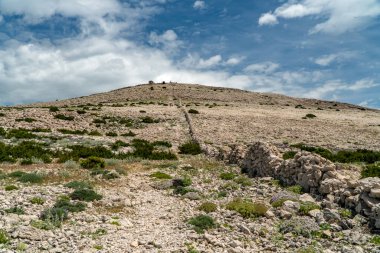 Aziz Vitus Dağı 'nın (Sveti Vid) tepesine yürüyüş yolu Pag adasının en yüksek zirvesi..