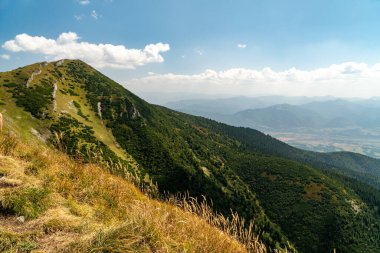 Dağların tepelerine bakan yürüyüş izleri..