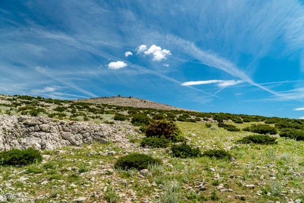 Aziz Vitus Dağı 'nın (Sveti Vid) tepesine yürüyüş yolu Pag adasının en yüksek zirvesi..