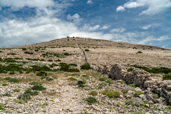 Aziz Vitus Dağı 'nın (Sveti Vid) tepesine yürüyüş yolu Pag adasının en yüksek zirvesi..