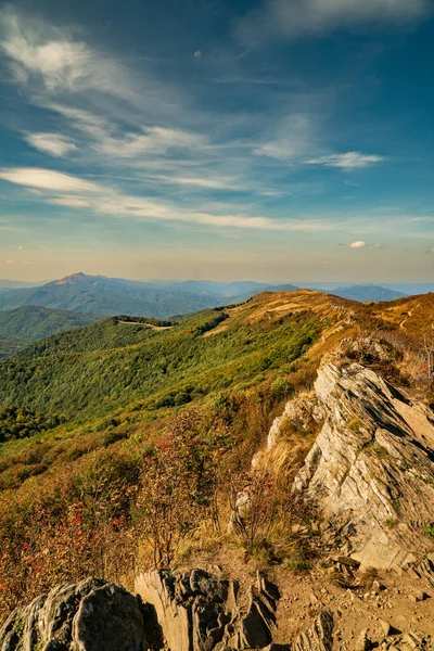 Sonbahar dağ manzarası. Bieszczady Dağları, Polonya.