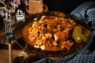 Acı sosla doldurulmuş bulgur groats ile servis edilen sığır kebabı. Sığ alan derinliği.
