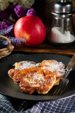 Elma, süt ve undan yapılmış tatlı krepler (racuchy).