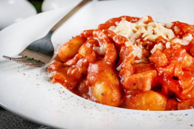 Geleneksel İtalyan patatesi Gnocchi domates soslu, parmesan peynirli ve pastırmalı..