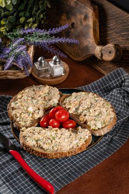 Köy tahtasında taze ev yapımı ton balığı ezmeli sandviçler..