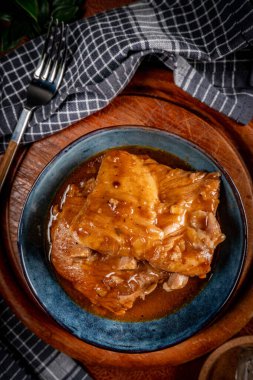 Kavanozda baharatlı soslu domuz pirzolası. Sığ alan derinliği.