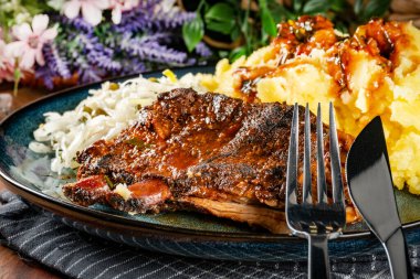 Lezzetli domuz pirzolası, patates püresi ve salata..