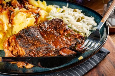 Lezzetli domuz pirzolası, patates püresi ve salata..