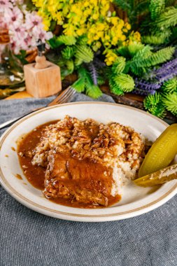 Baharat soslu haşlanmış domuz kaburgası arpa ve salatalık turşusu ile servis edilir. Seçici odak.