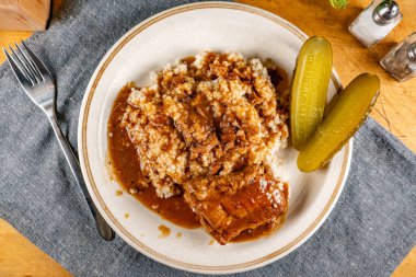 Baharat soslu haşlanmış domuz kaburgası arpa ve salatalık turşusu ile servis edilir. Seçici odak.