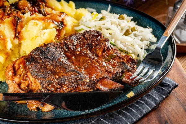 Lezzetli domuz pirzolası, patates püresi ve salata..