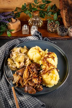 Kızarmış ciğer ve soğan, patates püresi ve salatalık turşusu..