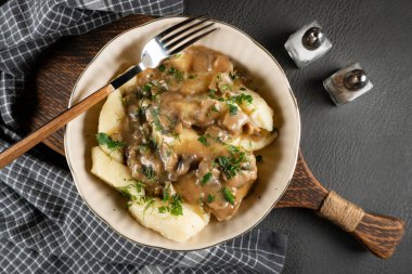 Mantar soslu ev yapımı patates köftesi / kopytka. Polonya mutfağı.