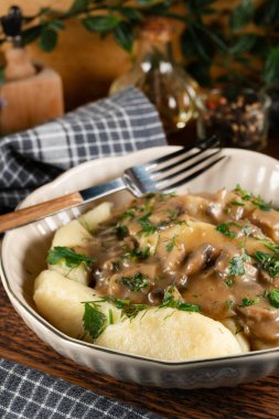 Mantar soslu ev yapımı patates köftesi / kopytka. Polonya mutfağı.