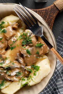 Mantar soslu ev yapımı patates köftesi / kopytka. Polonya mutfağı.