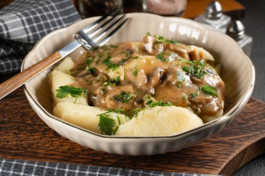 Mantar soslu ev yapımı patates köftesi / kopytka. Polonya mutfağı.