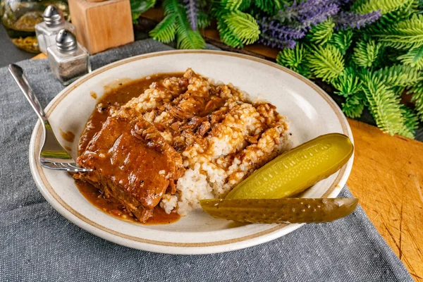 Baharat soslu haşlanmış domuz kaburgası arpa ve salatalık turşusu ile servis edilir. Seçici odak.