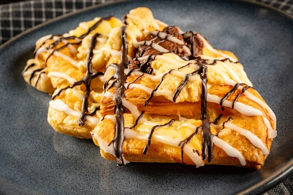 Peynirli ve kremalı Fransız pastası. Küçük alan derinliği.