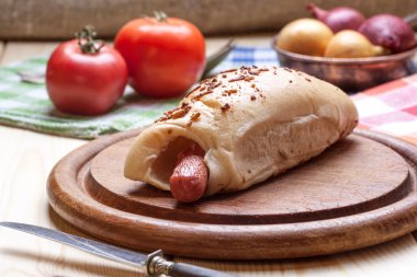 Hamur içinde pişmiş sosis.